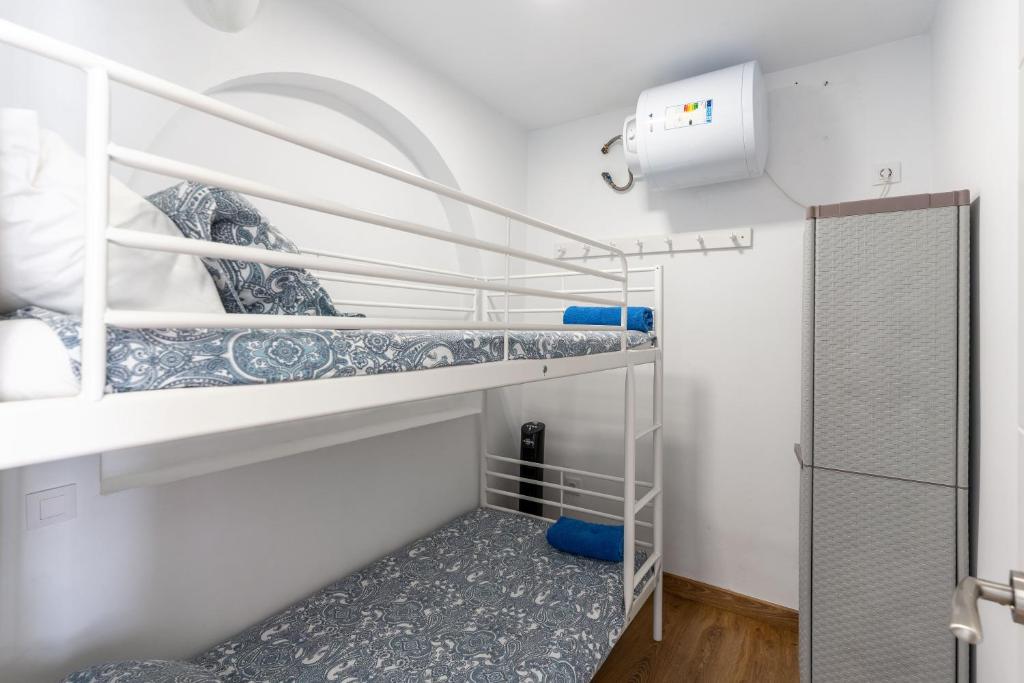 Pokój z 2 łóżkami piętrowymi i szafą w obiekcie NEPTUNITO: Primera línea con Piscina w mieście Mojácar