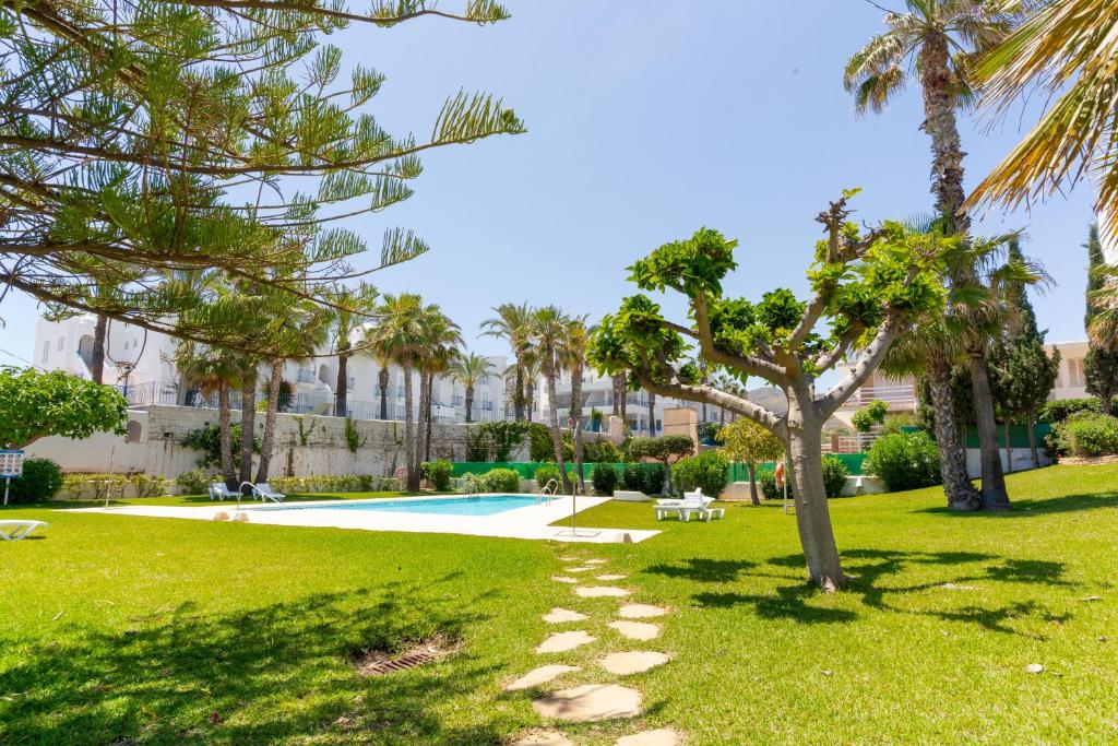 park z basenem i palmami w obiekcie NEPTUNITO: Primera línea con Piscina w mieście Mojácar