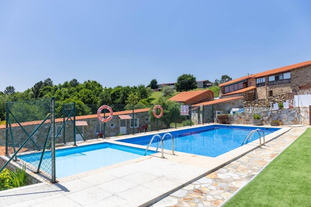 una piscina in un resort con un canestro da basket di Casa Silverio a Monforte de Lemos