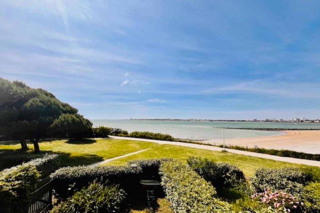 Elle offre une vue sur la plage et l'océan. dans l'établissement Bright apartment with balcony near the sea, à La Rochelle