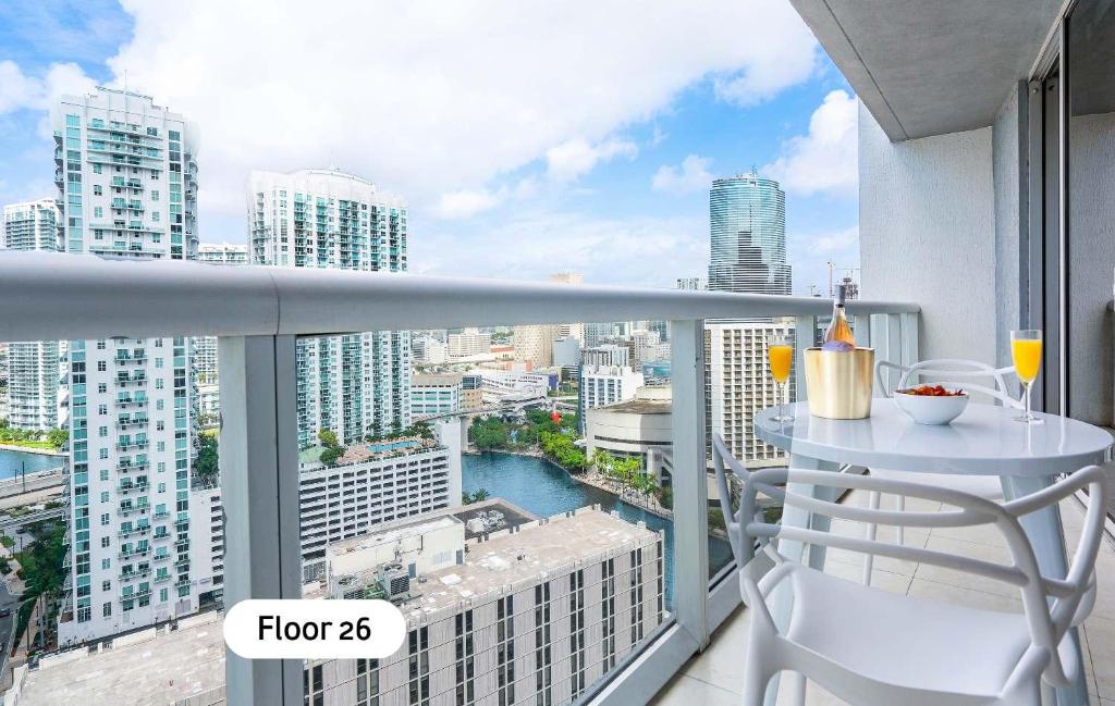 Un balcón con una mesa y vista a una ciudad. en MVR - Best Views in Brickell, en Miami