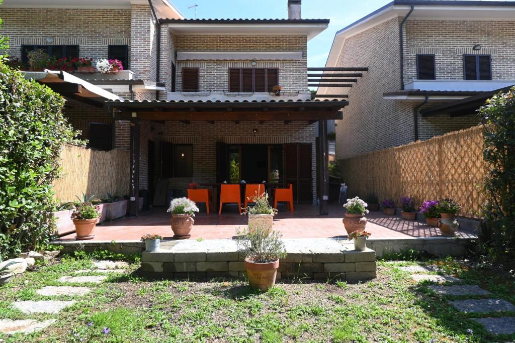 a backyard of a house with potted plants at S354 - Sirolo, comodo quadrilocale a 100mt dal centro in Sirolo