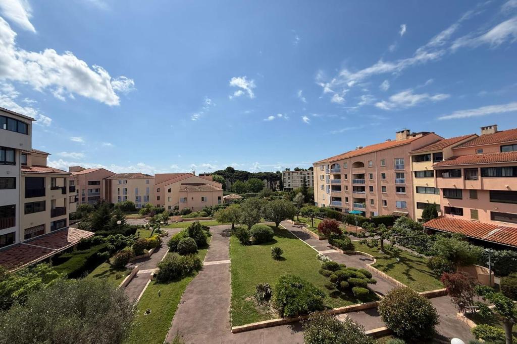 une vue aérienne sur un parc d'une ville dans l'établissement Studio with pool close to the beach, à Fréjus