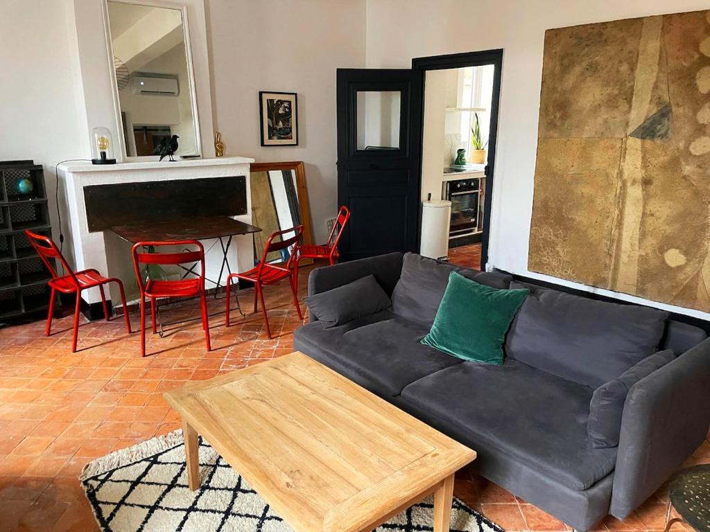 un salon avec un canapé et une table dans l'établissement Maison 217, à La Celle-sous-Gouzon