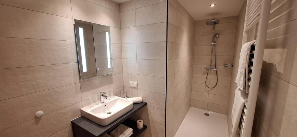 a bathroom with a sink and a shower at Gasthof Thomann in Velden am Wörthersee