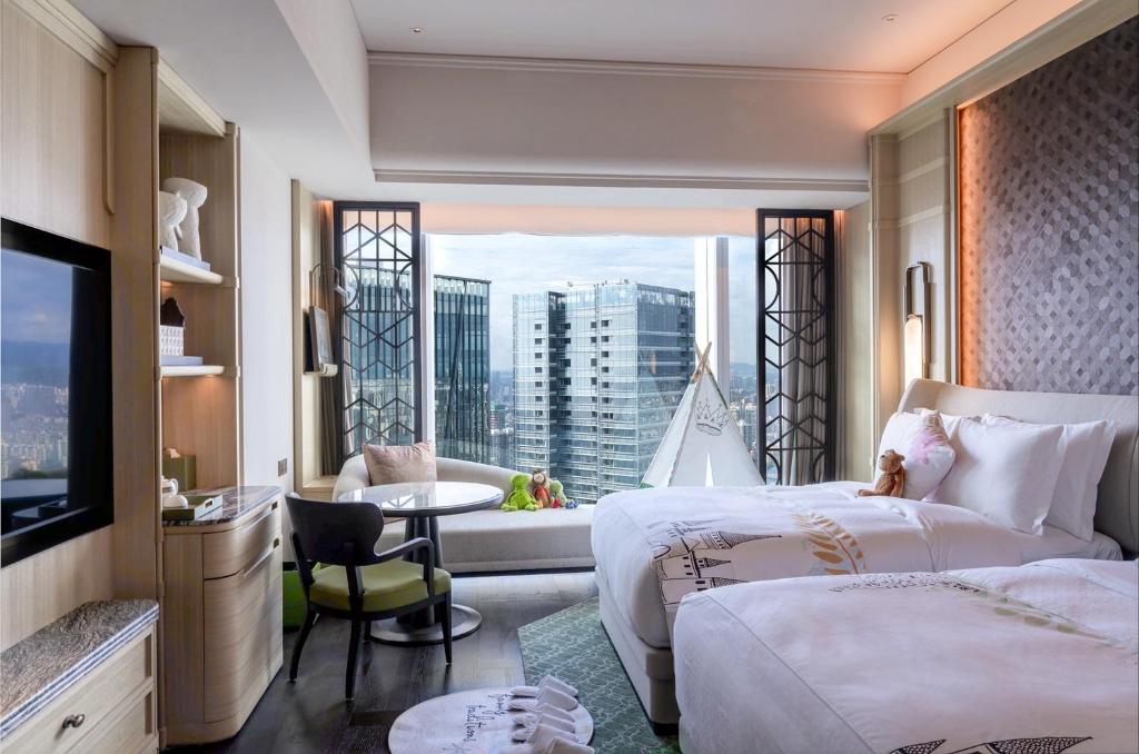 TV a/nebo společenská místnost v ubytování The St. Regis Shenzhen Bao'an