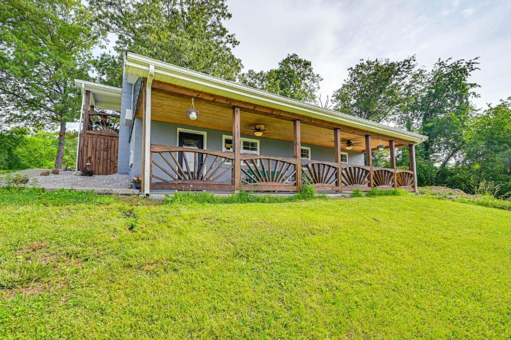 una pequeña casa con porche y patio en 6 Mi to Lake Liberty Pet-Friendly Home with Yard, en Liberty