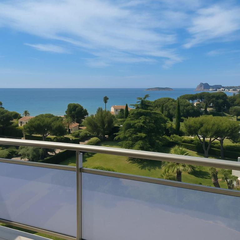 une vue sur l'océan depuis un balcon dans l'établissement Luminous apartment with sea view in La Ciotat, à La Ciotat