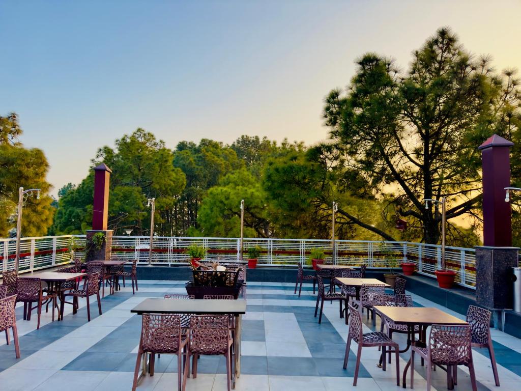 Restaurace v ubytování Hotel Pearl Grand White near VOLVO BUS STAND #private parking #AC ROOMS #in city centre