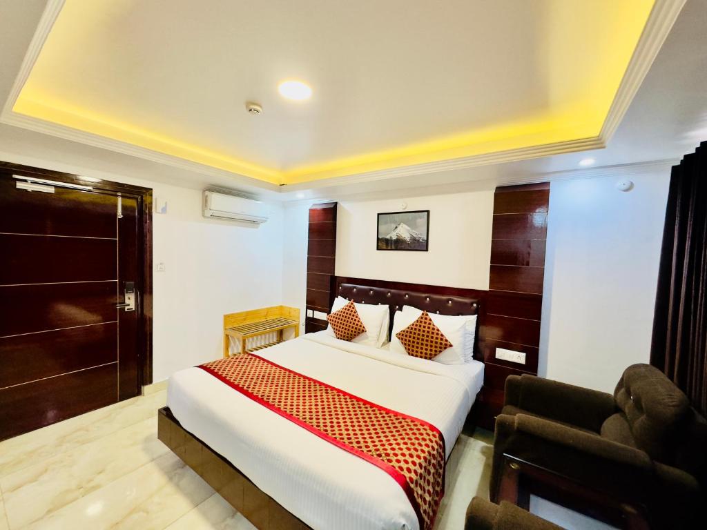 Postel nebo postele na pokoji v ubytování Hotel Pearl Grand White near VOLVO BUS STAND #private parking #AC ROOMS #in city centre