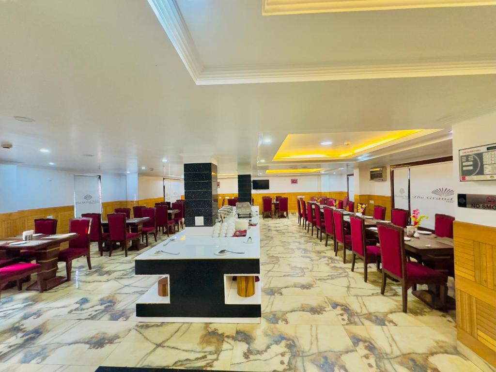 Restaurace v ubytování Hotel Pearl Grand White near VOLVO BUS STAND #private parking #AC ROOMS #in city centre