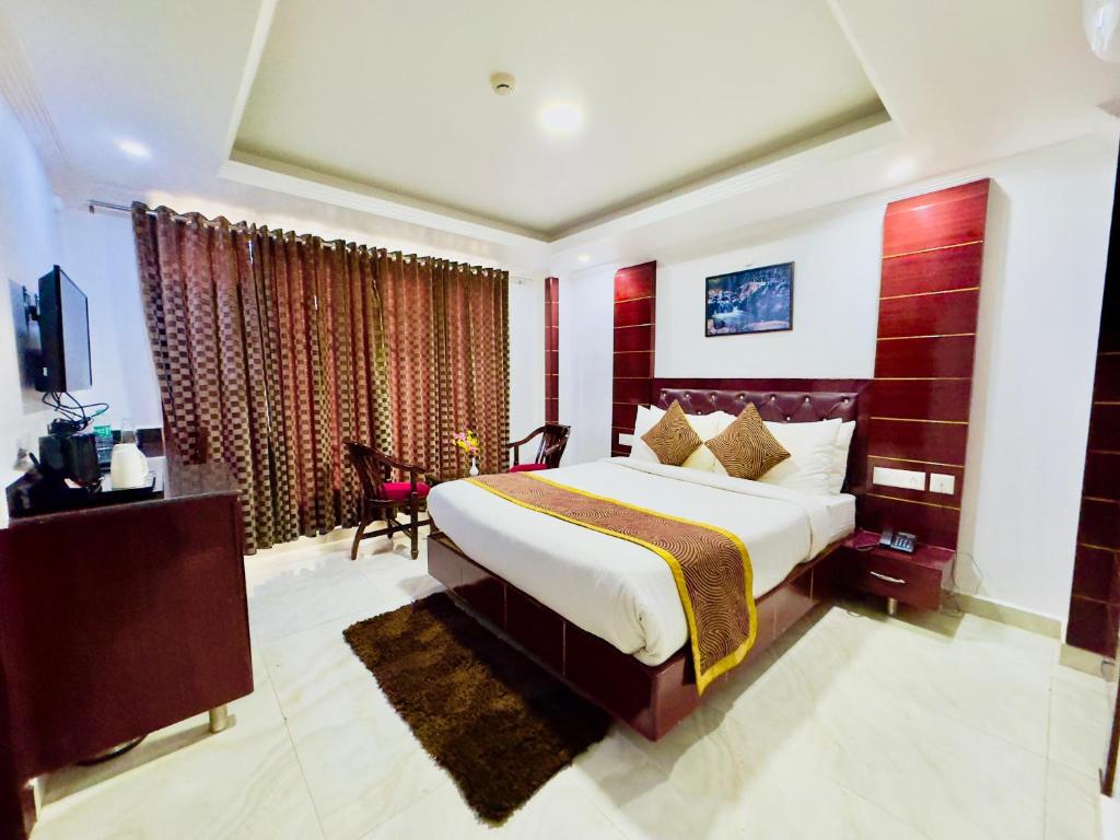 TV a/nebo společenská místnost v ubytování Hotel Pearl Grand White near VOLVO BUS STAND #private parking #AC ROOMS #in city centre