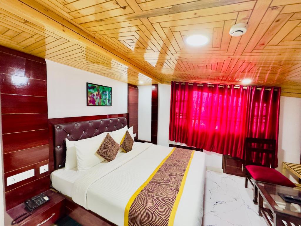 Postel nebo postele na pokoji v ubytování Hotel Pearl Grand White near VOLVO BUS STAND #private parking #AC ROOMS #in city centre