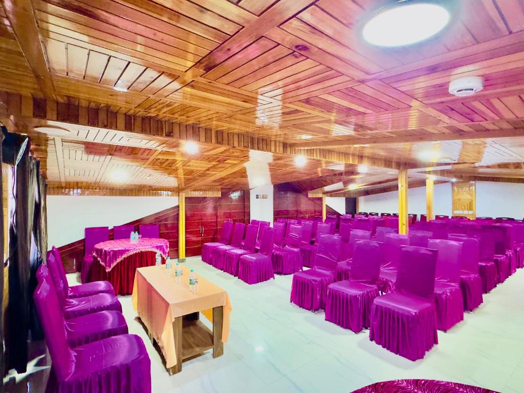Posezení v ubytování Hotel Pearl Grand White near VOLVO BUS STAND #private parking #AC ROOMS #in city centre