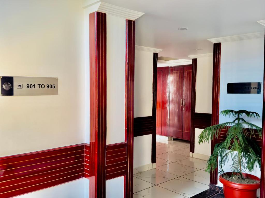 Vstupní hala nebo recepce v ubytování Hotel Pearl Grand White near VOLVO BUS STAND #private parking #AC ROOMS #in city centre
