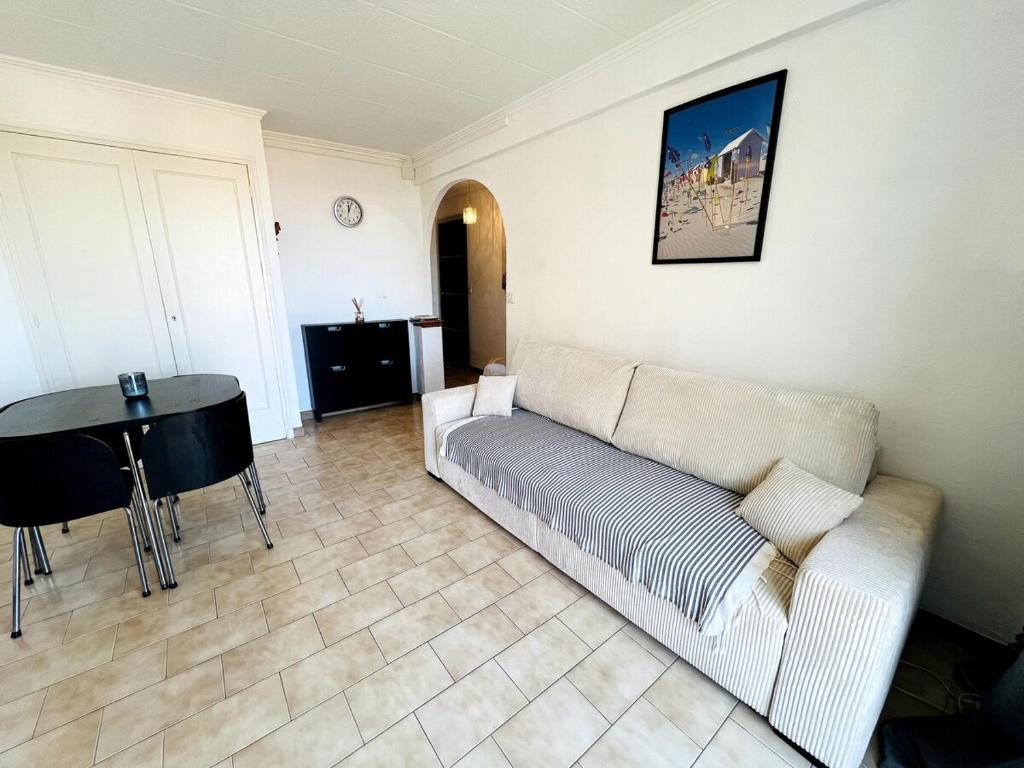 un salon avec un canapé et une table dans l'établissement Le barquier, à Antibes