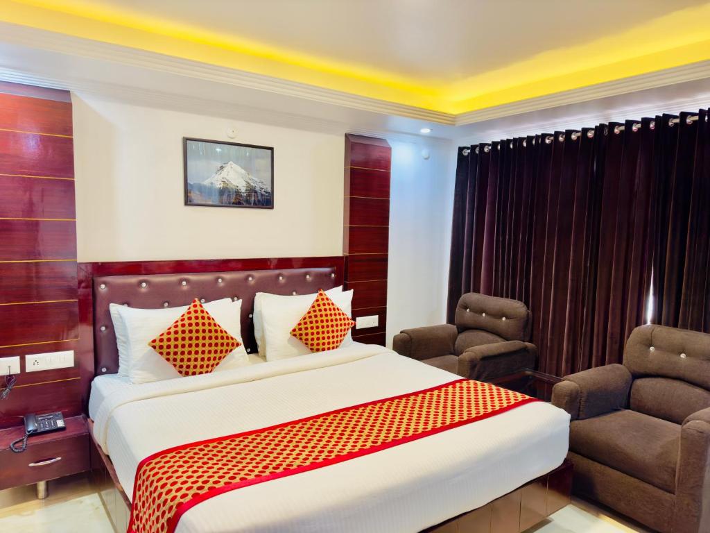 Postel nebo postele na pokoji v ubytování Hotel Pearl Grand White near VOLVO BUS STAND #private parking #AC ROOMS #in city centre
