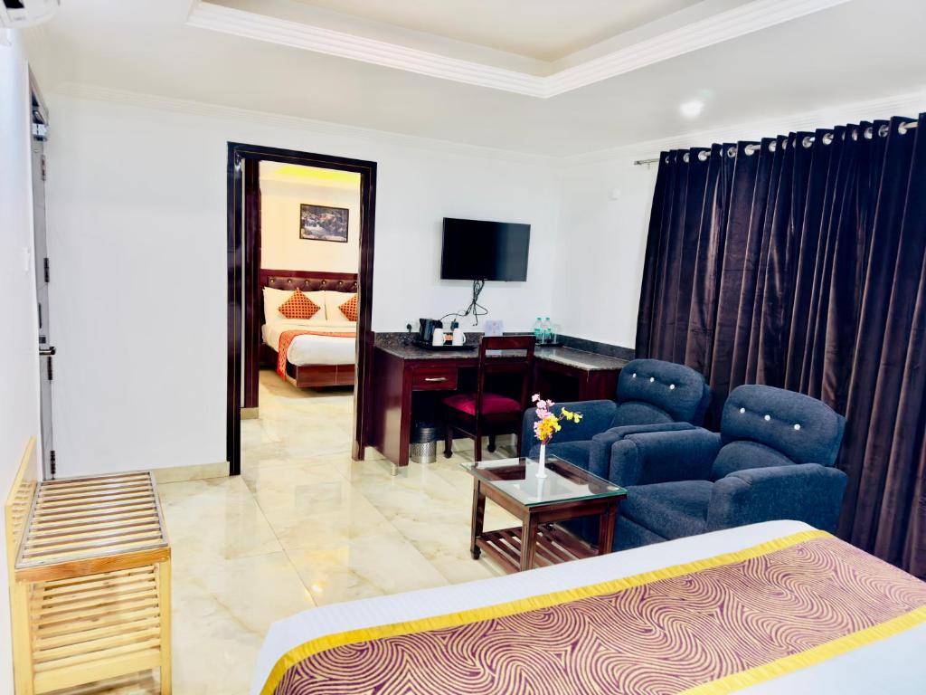 TV a/nebo společenská místnost v ubytování Hotel Pearl Grand White near VOLVO BUS STAND #private parking #AC ROOMS #in city centre