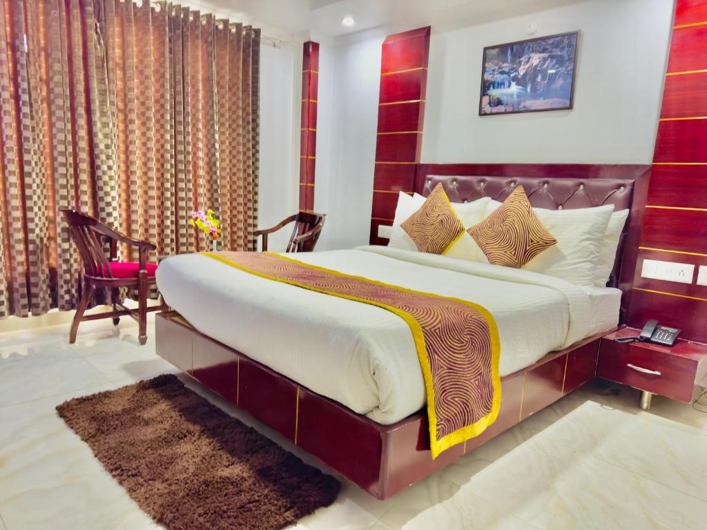 Postel nebo postele na pokoji v ubytování Hotel Pearl Grand White near VOLVO BUS STAND #private parking #AC ROOMS #in city centre