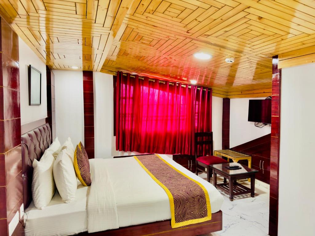 Postel nebo postele na pokoji v ubytování Hotel Pearl Grand White near VOLVO BUS STAND #private parking #AC ROOMS #in city centre