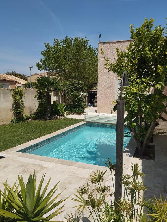 une piscine dans la cour d'une maison dans l'établissement Villa coucou, à Florensac