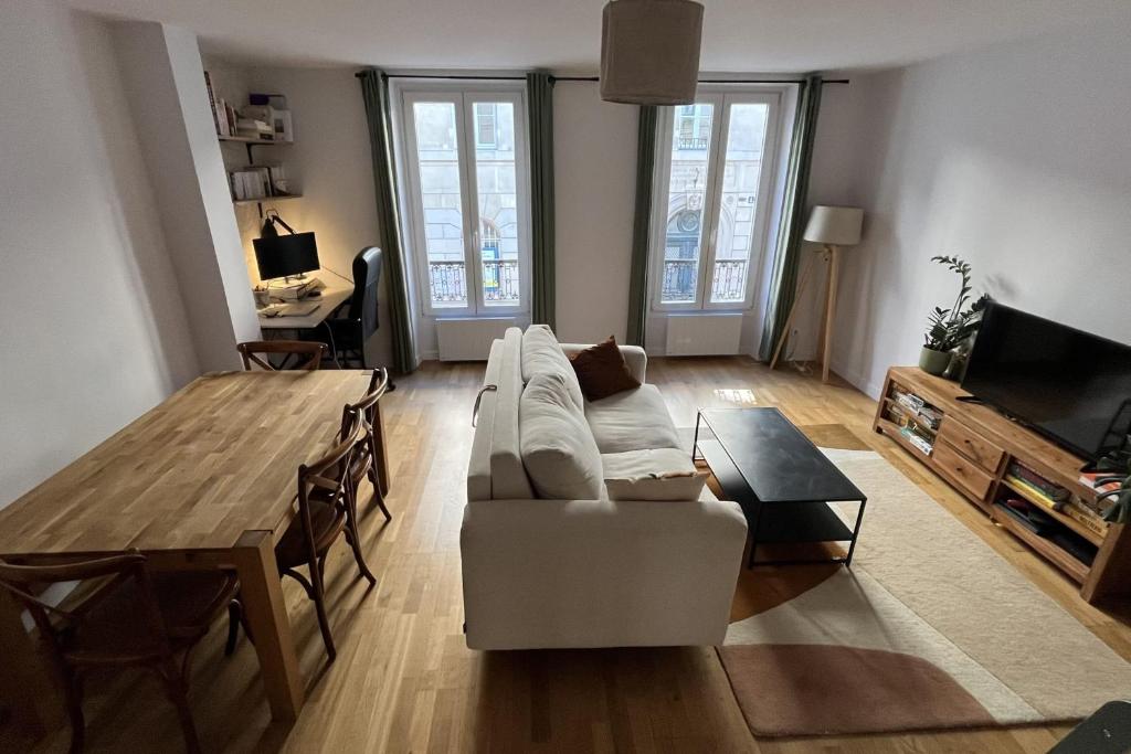 un salon avec un canapé blanc et une table dans l'établissement T3 bright and quiet 2 steps Montmartre Batignolles, à Paris