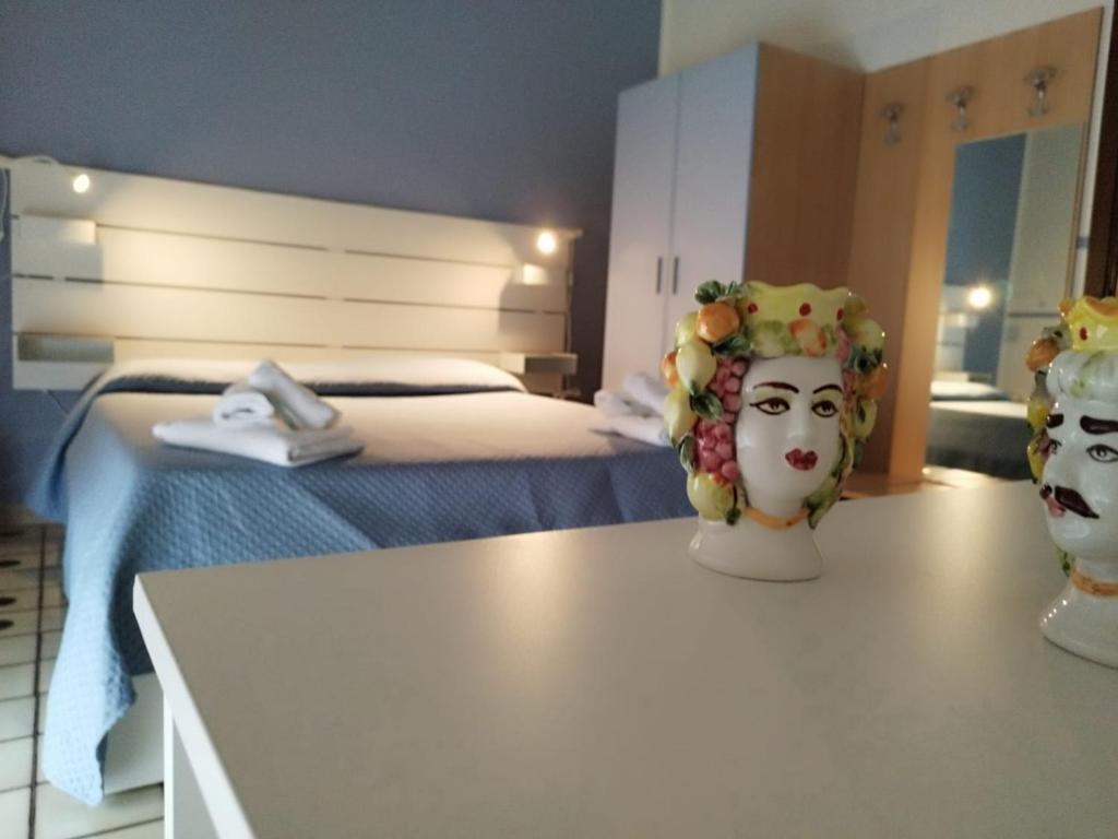 two vases on a table in a hotel room at B&B Villa Martoglio in Belpasso