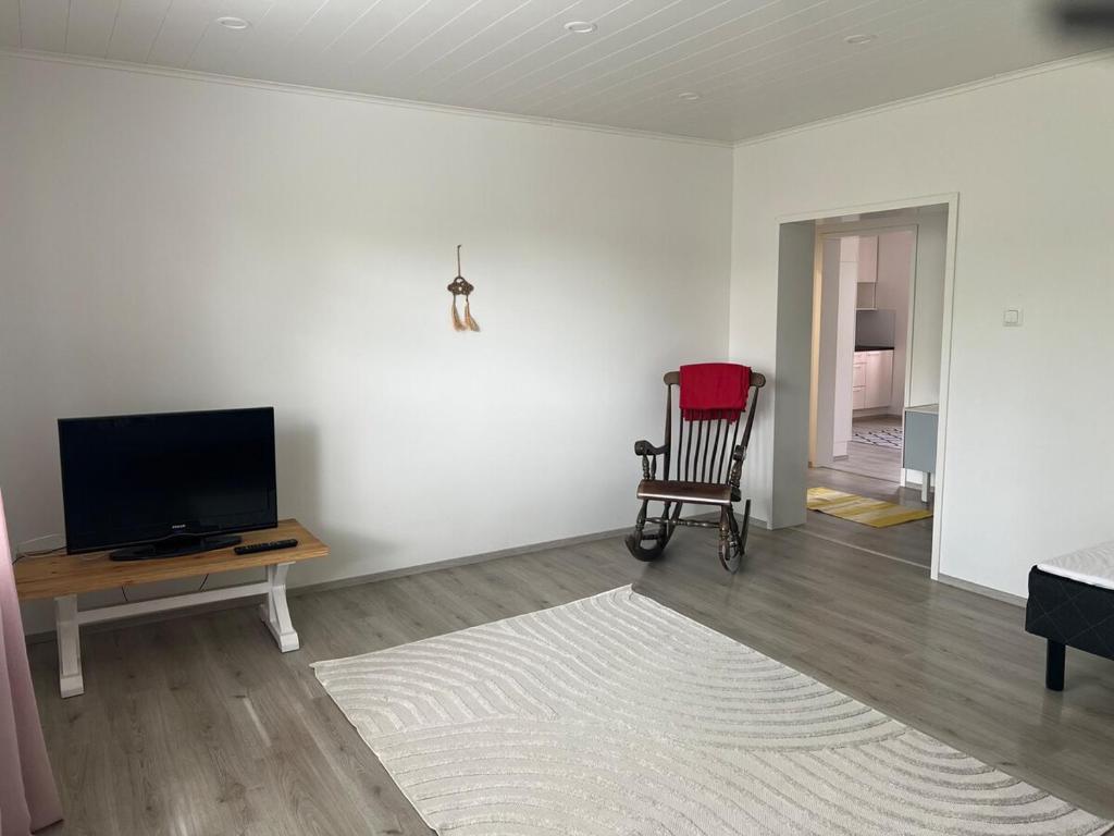 TV a/nebo společenská místnost v ubytování Antinkatu kaksio, as2