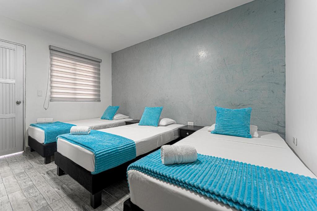 Postel nebo postele na pokoji v ubytování Victoria Imperial Hotel