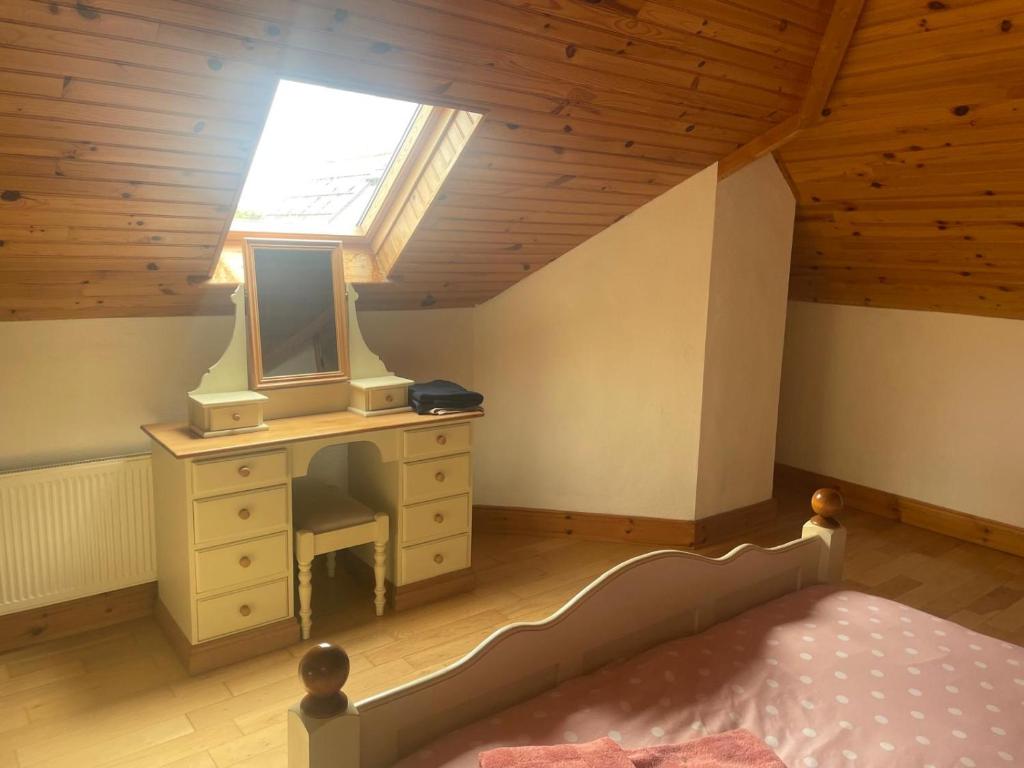 Postel nebo postele na pokoji v ubytování Katy Kellys Countryside Self Catering Cottage