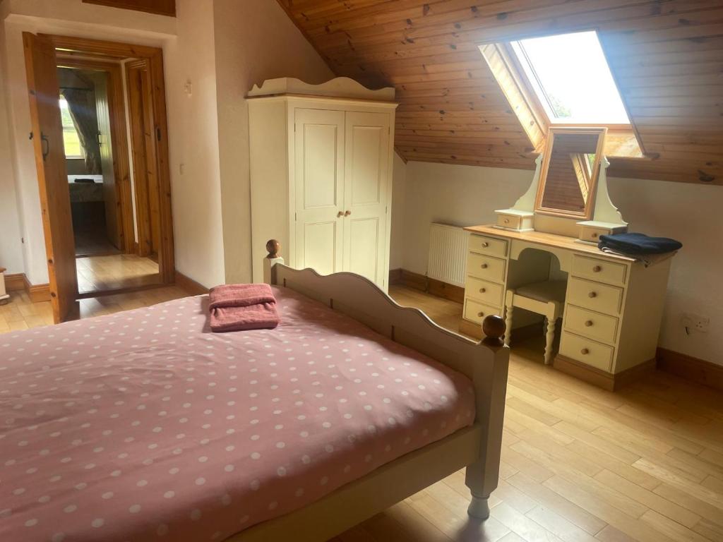 Postel nebo postele na pokoji v ubytování Katy Kellys Countryside Self Catering Cottage