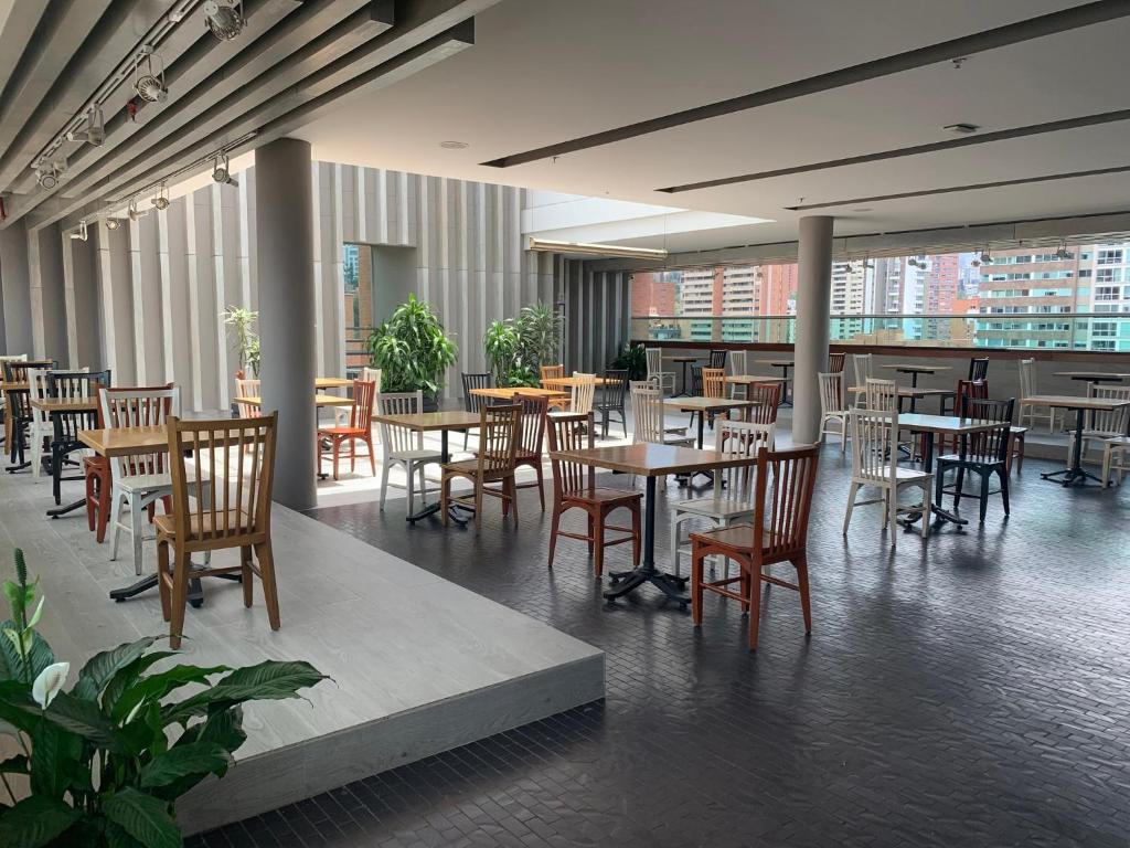 Restaurace v ubytování Hotel Holiday Inn Express & Suites Medellin by IHG