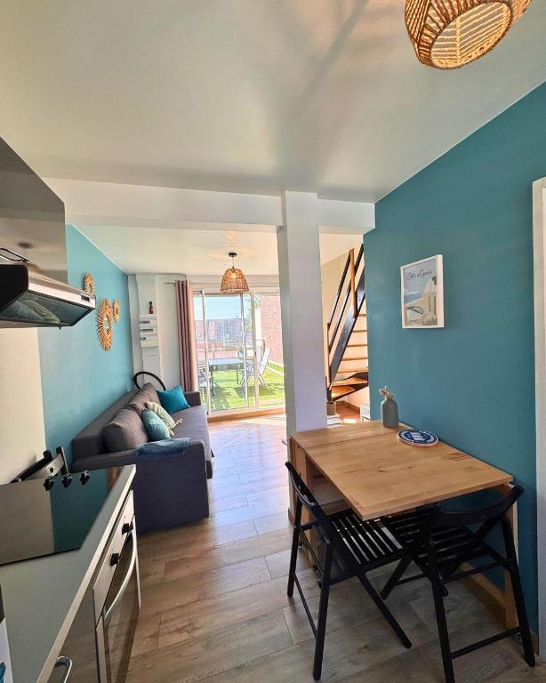 une cuisine et un salon avec une table et un canapé dans l'établissement Le Bleu d'Opale, à Sangatte