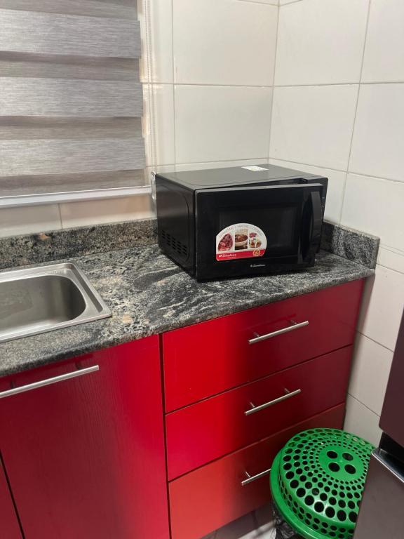Kuchyň nebo kuchyňský kout v ubytování Easyinn Shortlet Apartment
