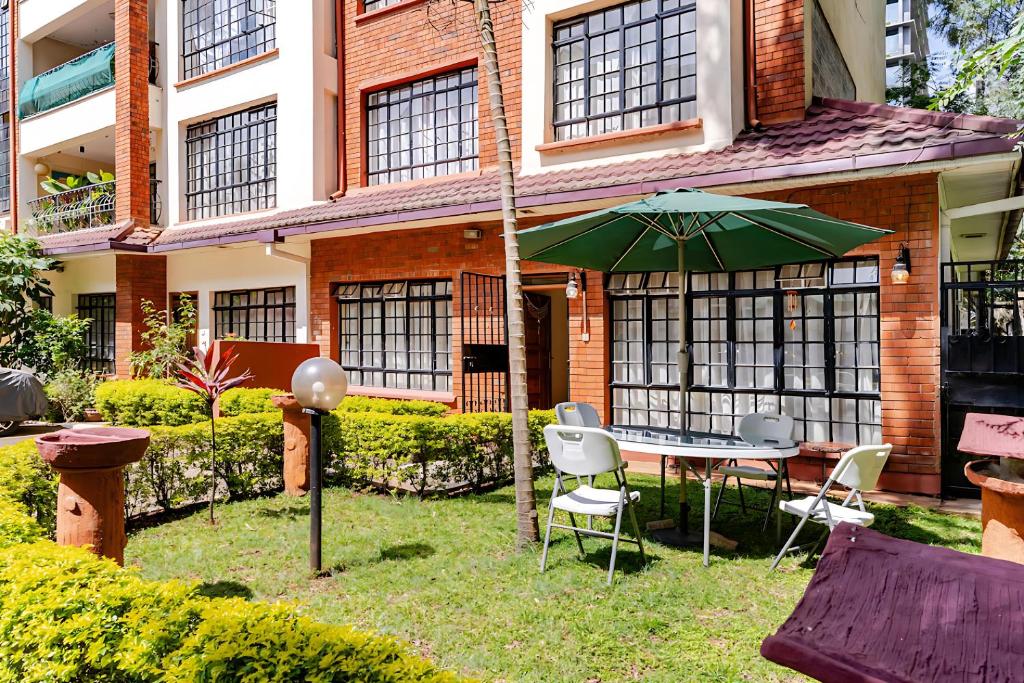 ナイロビにあるWestlands Westgate Mall Shared Apartmentの傘付きテーブル