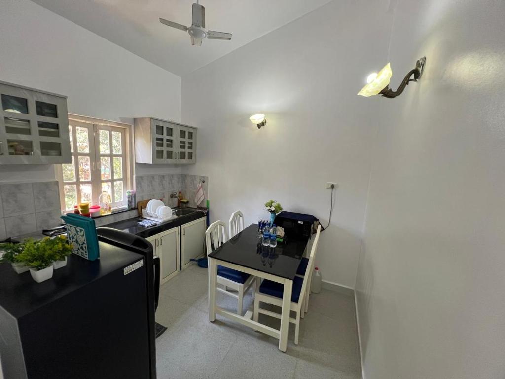 Fotografie z fotogalerie ubytování Stylish Poolside 2BHK Near Candolim to Eat, Chill, Party Nearby v destinaci Candolim