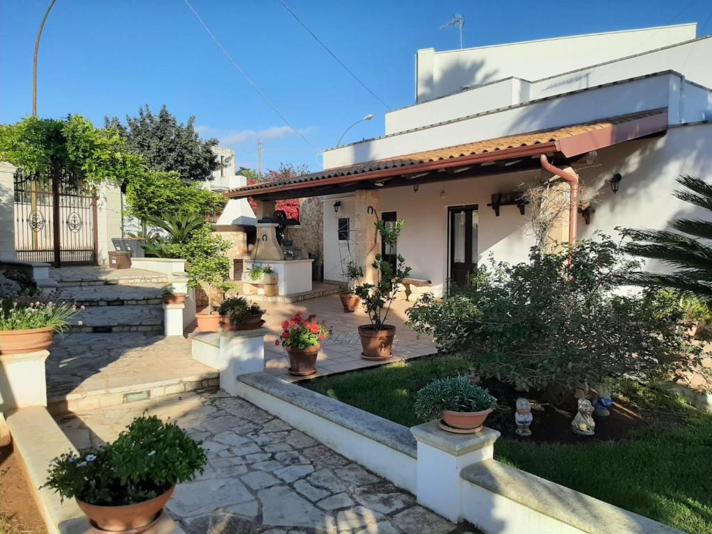 Foto dalla galleria di Casetta Dei Nonni con Giardino, by Apuliahome a Parabita