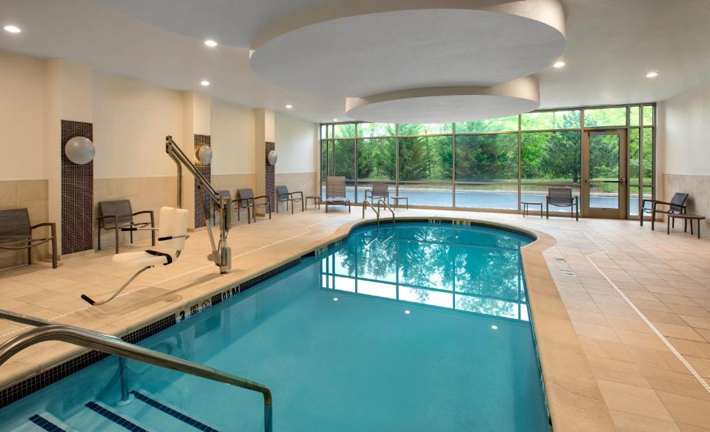 Bazén v ubytování SpringHill Suites by Marriott Mount Laurel nebo v jeho okolí