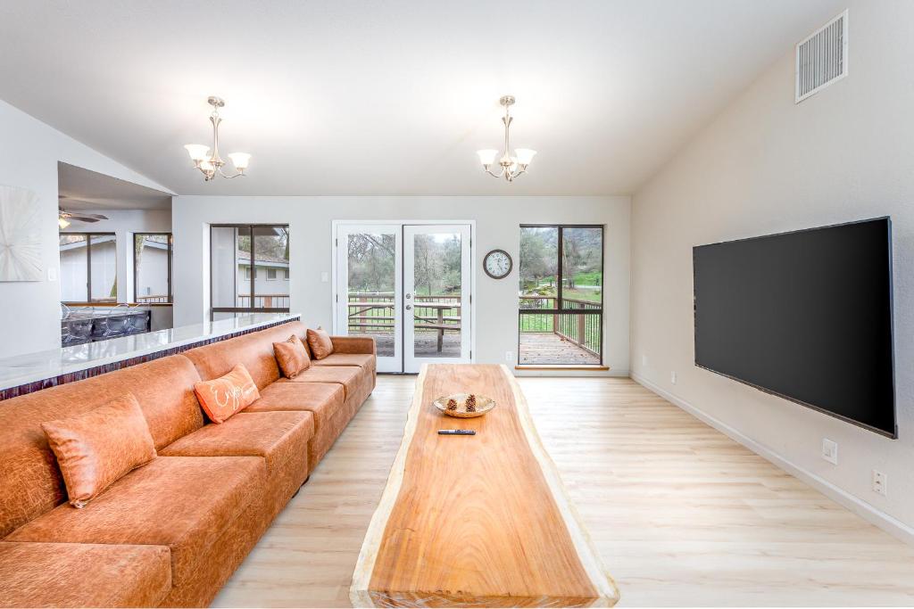 Grand Riverside Retreat - Private Walkway to the River, Three Rivers ...