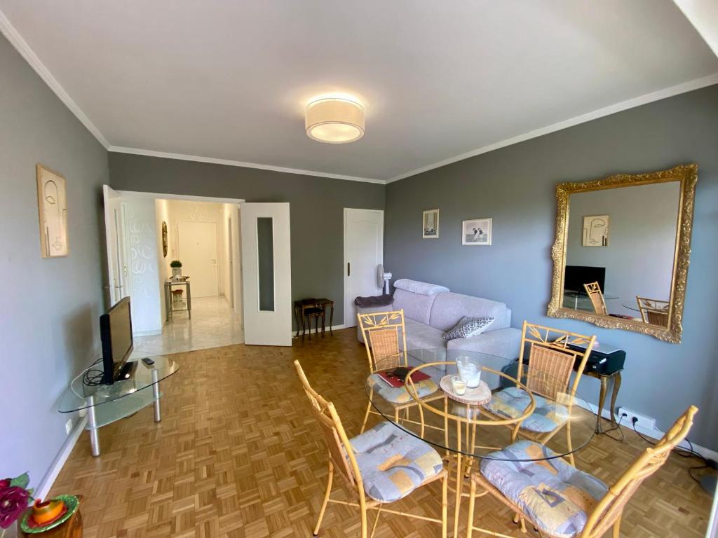 un salon avec une table et un canapé dans l'établissement Nice West Pretty one bedroom, à Nice