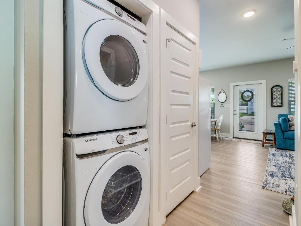 a laundry room with a washer and dryer at Nauta Mirage in Rockport