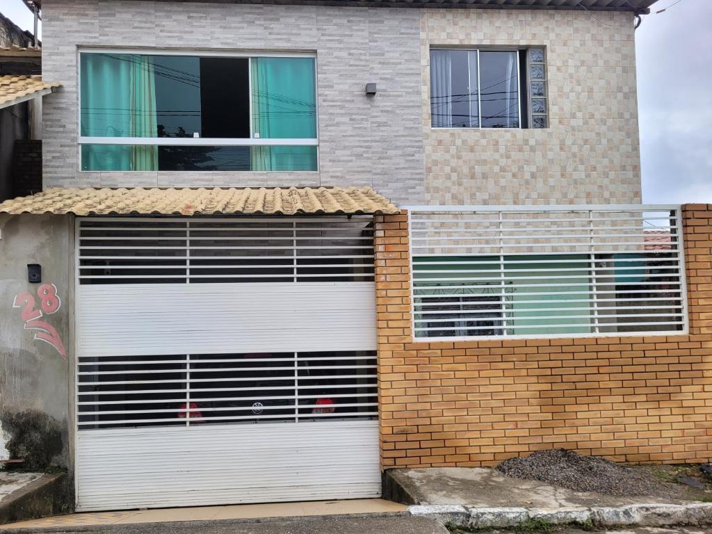 una casa con una porta del garage con finestra di Casa do aconchego cohab1 a Garanhuns