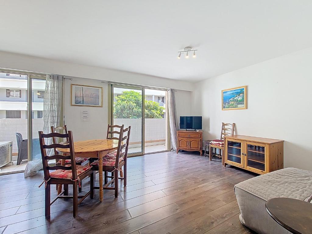 un salon avec une table et des chaises dans l'établissement Cosy appartement 4 personnes, à Saint-Laurent-du-Var