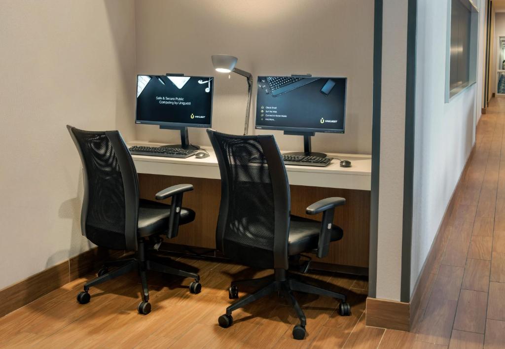 TV a/nebo společenská místnost v ubytování SpringHill Suites by Marriott Mount Laurel