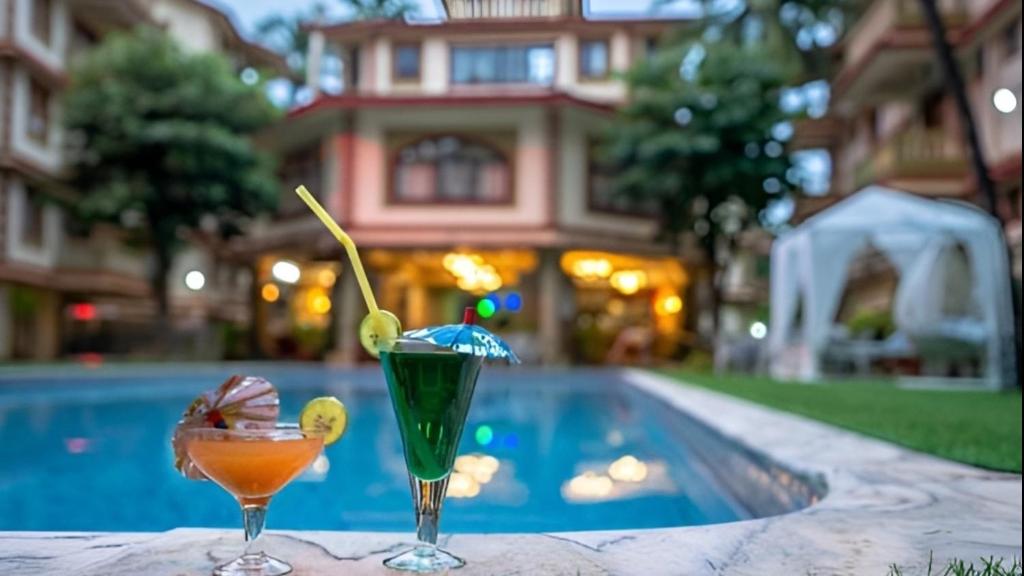 Bazén v ubytování Stylish Poolside 2BHK Near Candolim to Eat, Chill, Party Nearby nebo v jeho okolí