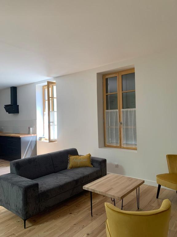 un salon avec un canapé et une table dans l'établissement Maison de ville centre de Narbonne Amardeil, à Narbonne