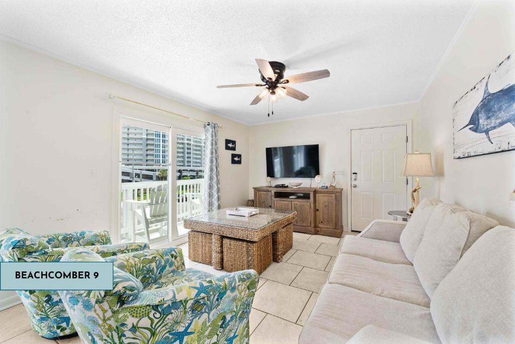 ガルフ・ショアーズにあるBeachcomber 9のソファと天井ファンのあるリビングルーム