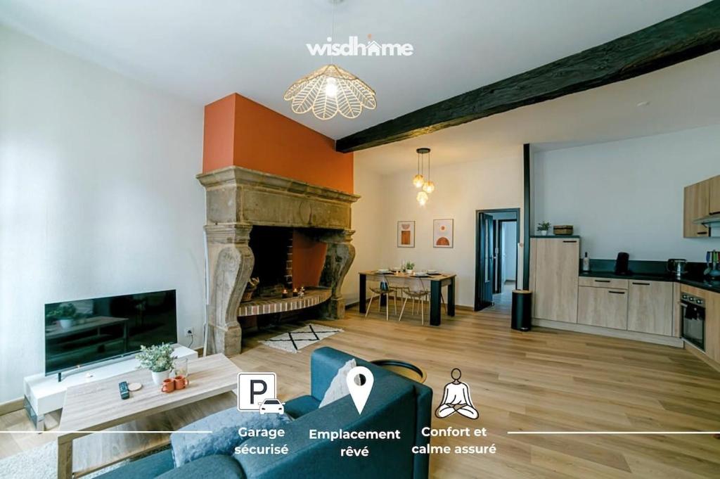 un salon avec cheminée et une cuisine dans l'établissement Spacieux T3 en centre avec garage clos - calme et tout confort, à Rodez