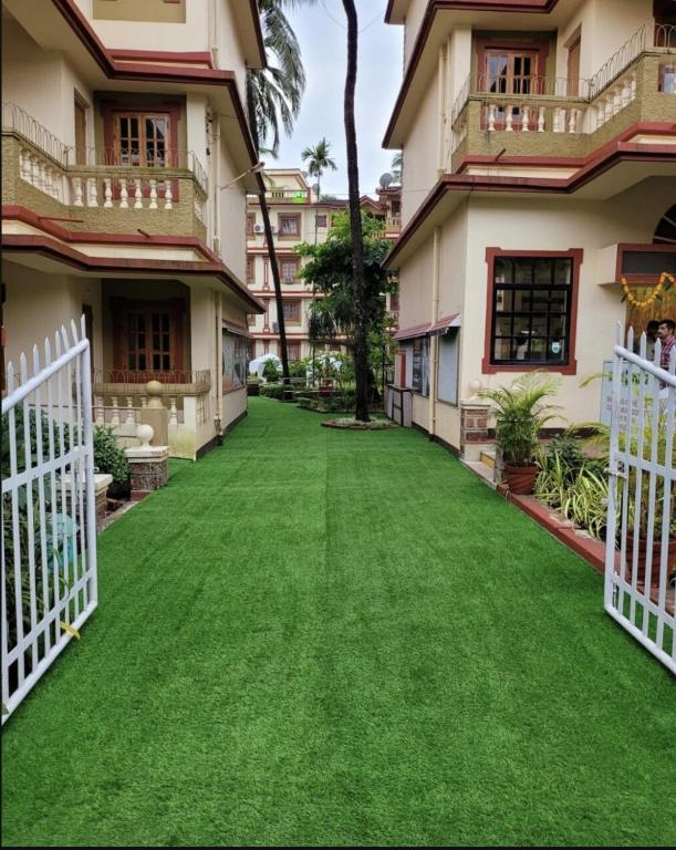 Zahrada ubytování Stylish Poolside 2BHK Near Candolim to Eat, Chill, Party Nearby