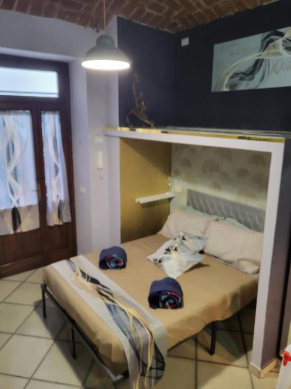 a room with a bed with baseball caps on it at A casa di ninni ''Ormea room'' in Turin